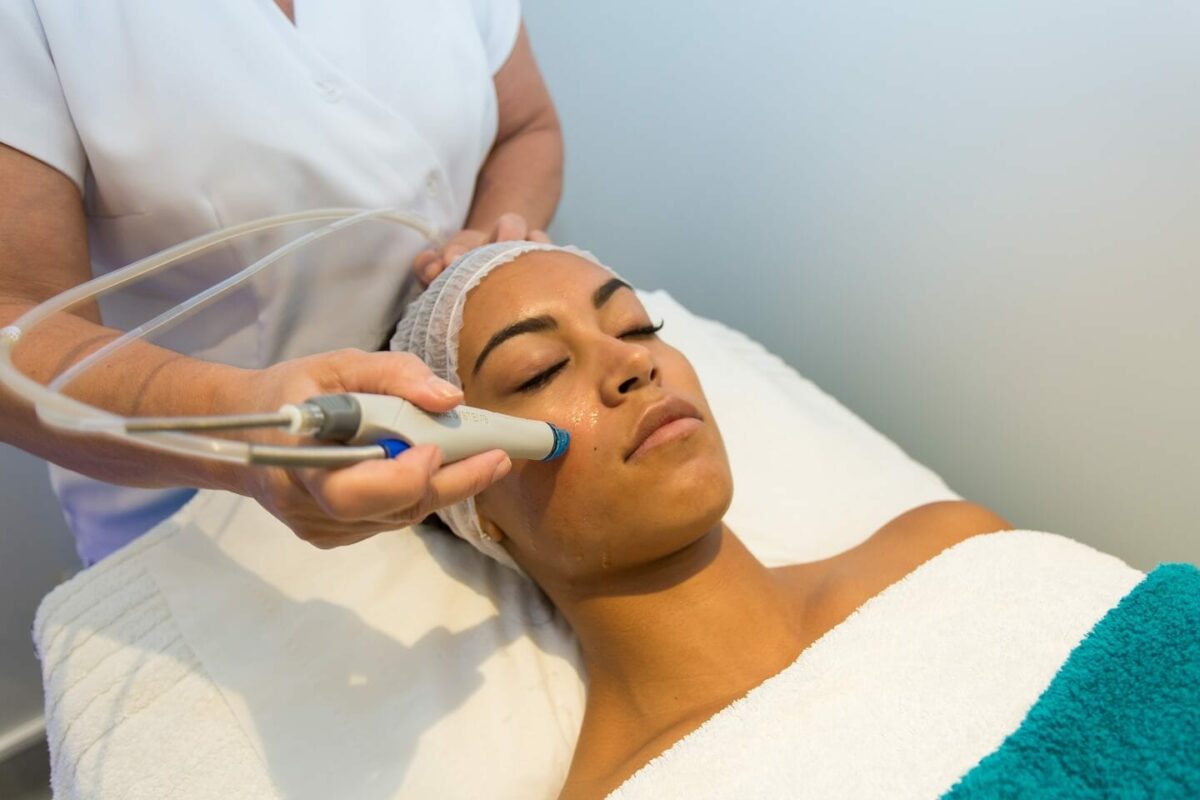It’s 6 Amazing Techniques in 1 – HydraFacial in West London
